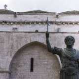 Il nostro viaggio alla scoperta del centro storico di Barletta comincia dall'inizio del trafficato corso Vittorio Emanuele, laddove svetta Eraclio. Si tratta di una statua bronzea alta quattro metri e mezzo dall'origine incerta, anche se i tratti orientaleggianti, l�orecchino e lo stemma posto sulla sua corona lo "collegherebbero" all�imperatore bizantino Teodosio II, vissuto nel V secolo